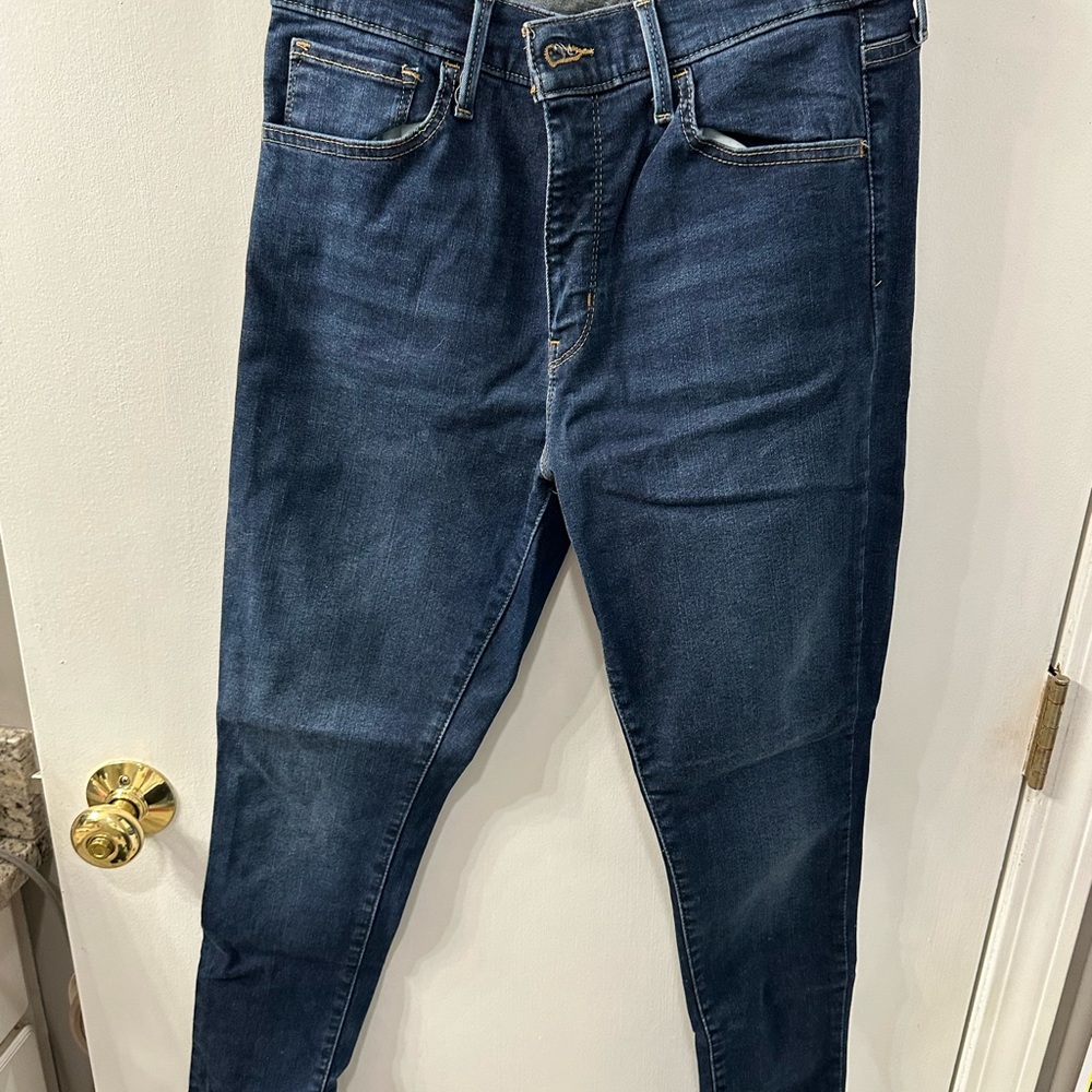 Levi's Blue Straight Leg Jeans with Classic Indigo Hue - gently worn
